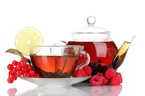 Chá de frutas pretas em bule de vidro e xícara isolada em branco — Fotografia de Stock