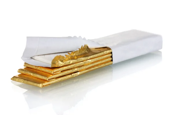 Çiğneme diş eti üzerinde beyaz izole altın folyo sarılmış — Stok fotoğraf