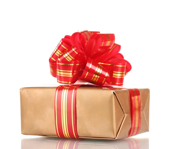 Kırmızı üzerine beyaz izole kurdele ile güzel altın hediye — Stok fotoğraf