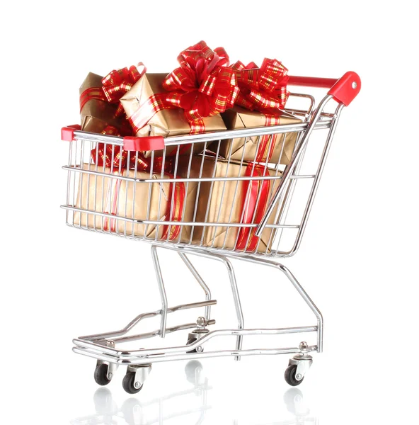 Gyönyörű golden ajándékok a bevásárlókosár elszigetelt fehér piros szalaggal — Stock Fotó