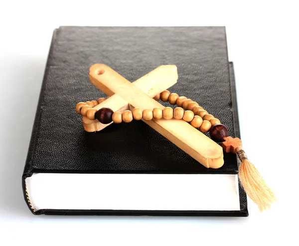 Bíblia, rosário e cruz de madeira isolados em branco — Fotografia de Stock
