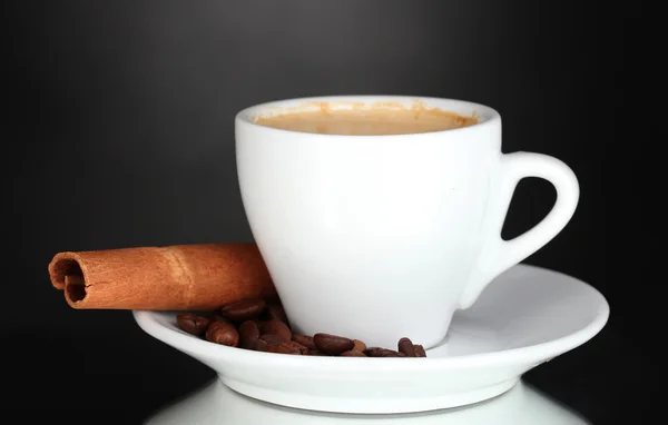 Taza de café, canela y granos de café sobre fondo negro — Foto de Stock