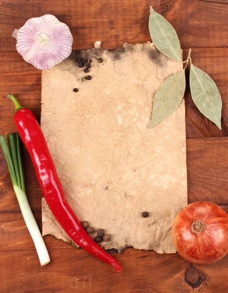 Viejo papel para recetas y especias en mesa de madera — Foto de Stock