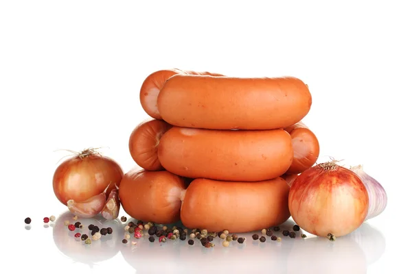 Salsichas saborosas, cebola, alho e especiarias isolamento em branco — Fotografia de Stock
