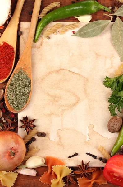 Gamla papper för recept och kryddor på träbord — Stockfoto