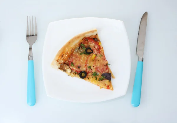 Deliziosa fetta di pizza su piatto, coltello e forchetta isolati su bianco — Foto Stock