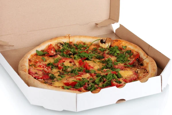 Pizza deliciosa com salsicha e legumes no pacote isolado no whit — Fotografia de Stock