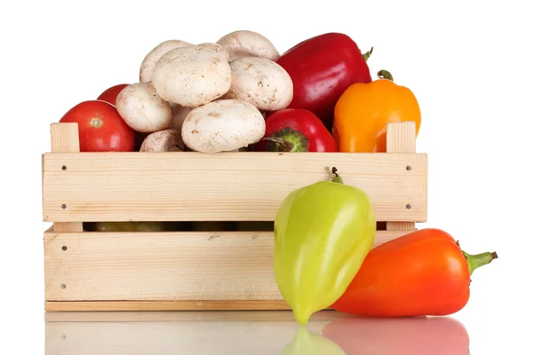 Świeże warzywa w drewnianym pudełku izolowane na białym — Zdjęcie stockowe
