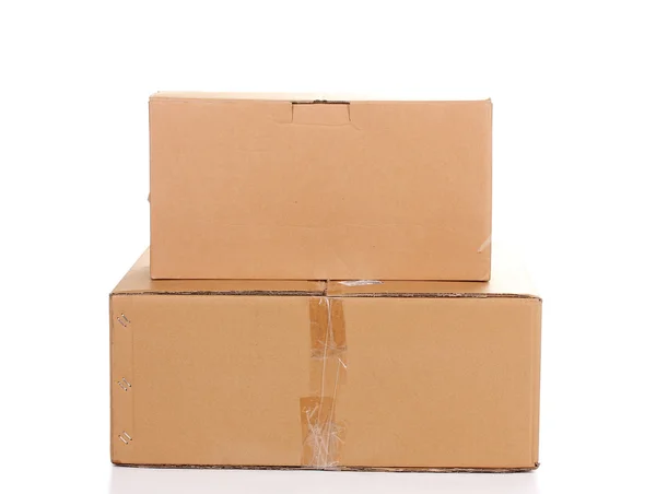 Дві закриті картонні коробки ізольовані на білому — стокове фото