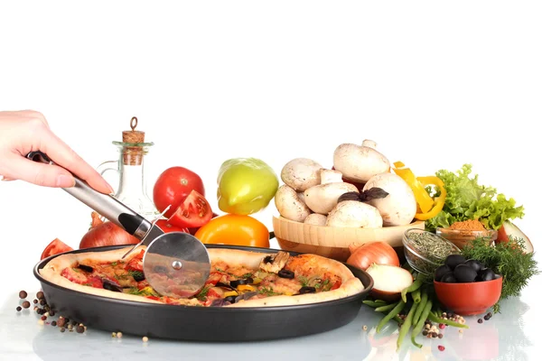 Deliziosa pizza su piatto, verdure e spezie isolate su bianco — Foto Stock