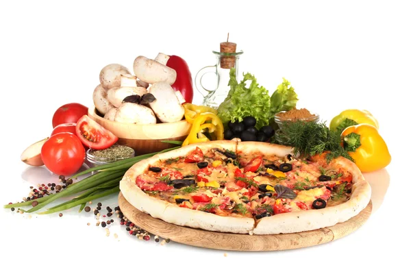 美味的比萨、 蔬菜、 香料和孤立在白色的油 — 图库照片