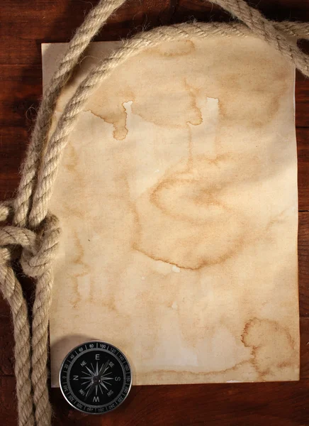 Eski kağıt, pusula ve ahşap bir masa ipi — Stok fotoğraf