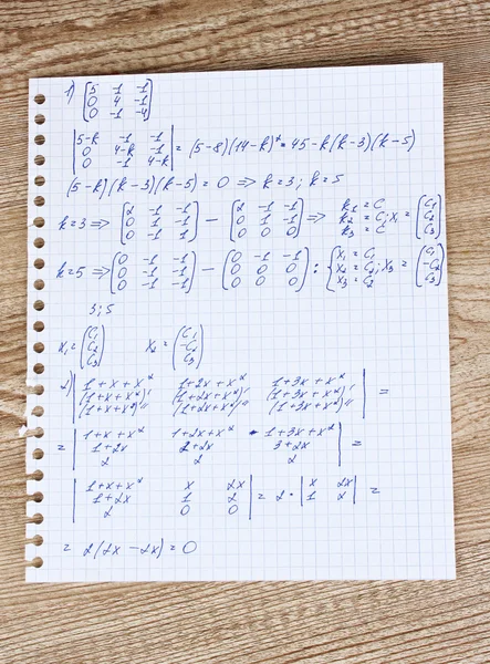 Математика на странице тетради на деревянном столе — стоковое фото