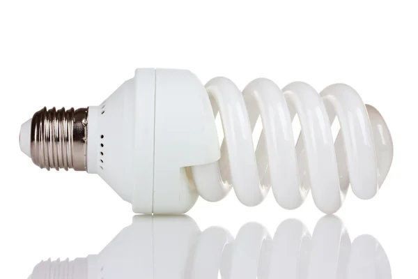 Энергосберегающая лампочка изолирована на белом — стоковое фото