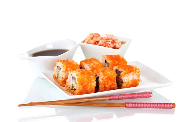 Plaka, yemek çubukları, soya sosu ve wh izole karides lezzetli sushi — Stok fotoğraf