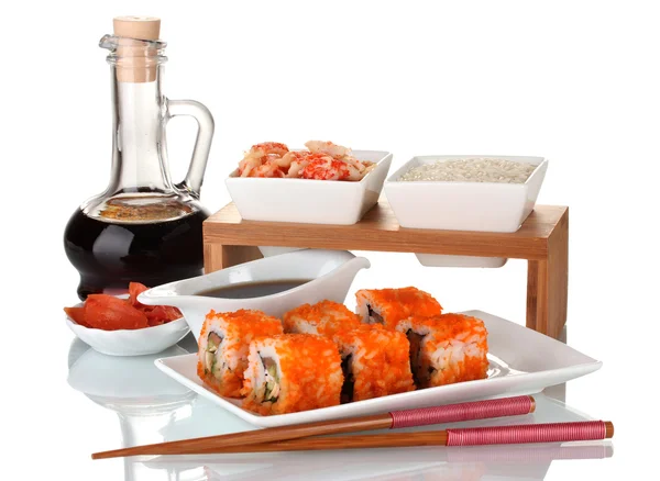 Üzerinde plaka, çubuk, soya sosu, Balık ve izole karides lezzetli sushi — Stok fotoğraf