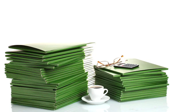 许多绿色文件夹与杯咖啡上白色隔离 — 图库照片