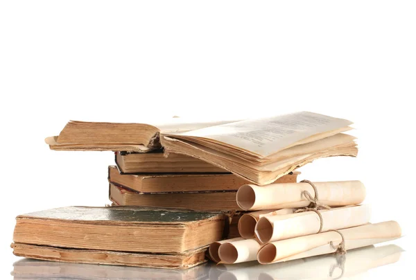 Pile de vieux livres et rouleau isolé sur blanc — Photo