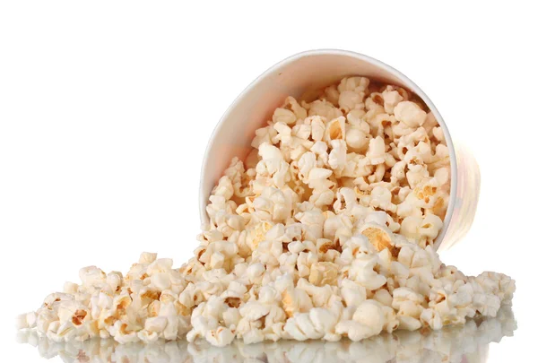 Plný kýbl popcornu upustil izolovaných na bílém — Stock fotografie