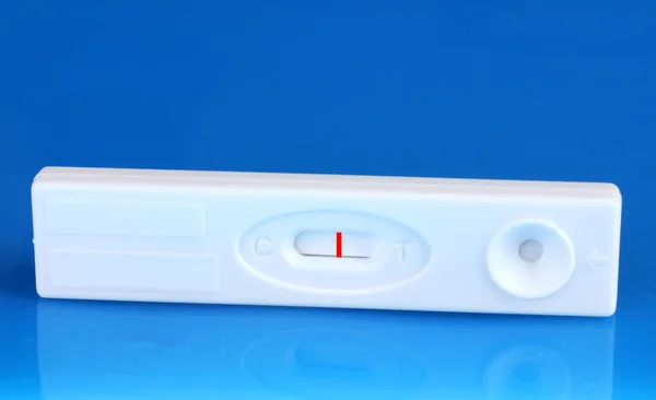 青色の背景に妊娠テスト — ストック写真