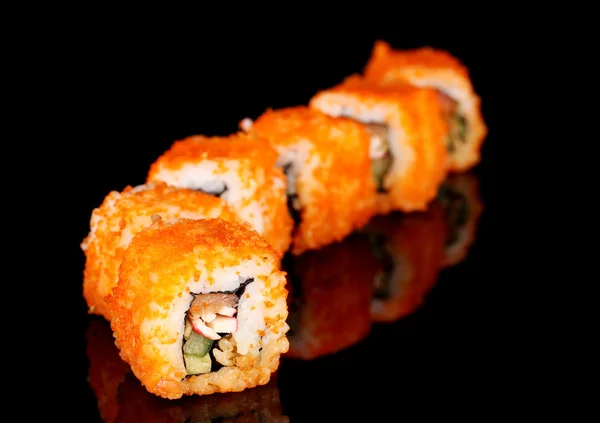 Pyszne sushi na czarnym tle — Zdjęcie stockowe
