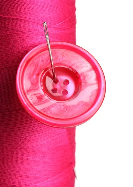 Rosa undertråd tråd med nål och rosa knappen isolerad på vit — Stockfoto