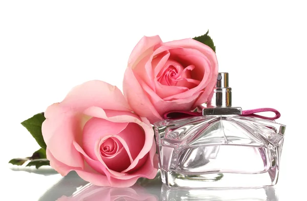 Парфюмерная бутылка и две розовые розы изолированы на белом — стоковое фото