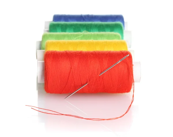 Klossen van wol met naald geïsoleerd op wit — Stockfoto
