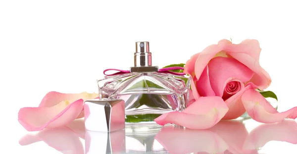 Frasco de perfume e pétalas rosa isoladas sobre branco — Fotografia de Stock