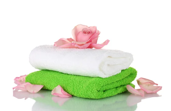 Handdoek en bloem geïsoleerd op wit — Stockfoto