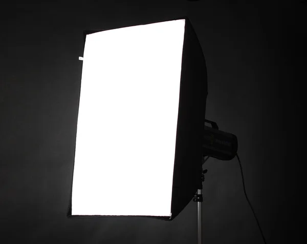 Studio flash con caja suave sobre fondo gris — Foto de Stock