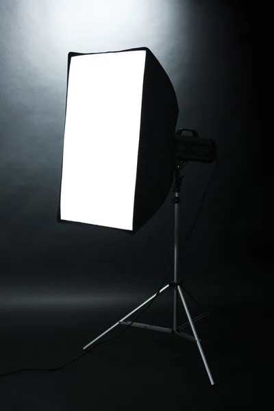 Studio blixt med soft-box på svart studio bakgrund — Stockfoto
