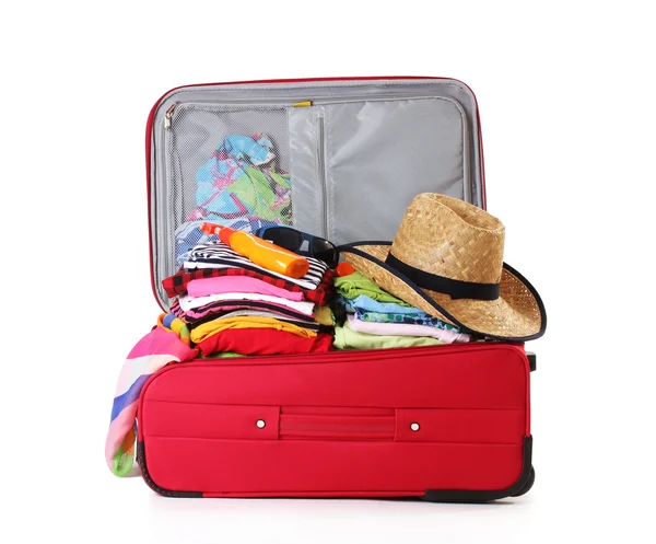 Открытый красный чемодан с одеждой, изолированной на белом — стоковое фото