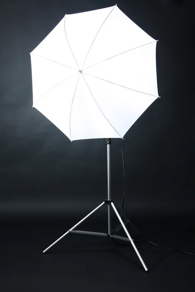 Studio flash con paraguas sobre fondo gris — Foto de Stock