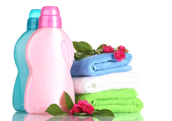 Waschmittel und Handtücher isoliert auf weiß — Stockfoto