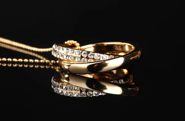 Wisiorek w formie pierścieni z klejnot na czarny — Zdjęcie stockowe