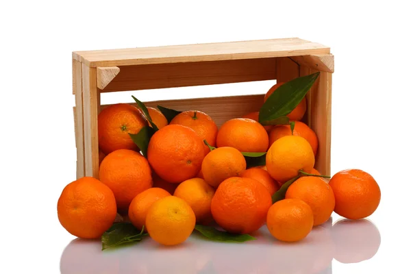 Megérett finom Tangerine levelekkel, fadobozban esett elszigetelt fehér — Stock Fotó