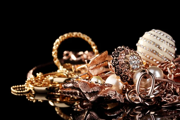 Varias joyas de oro en negro —  Fotos de Stock
