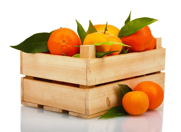 Mandarinas maduras y sabrosas con hojas en caja de madera aislada en blanco — Foto de Stock