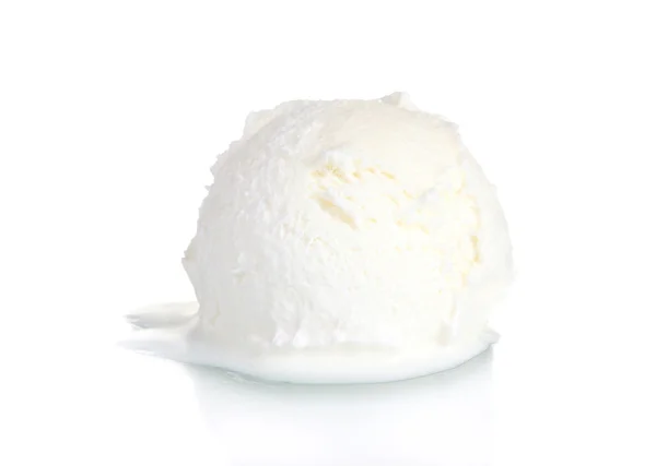 Delicioso sorvete de baunilha isolado no branco — Fotografia de Stock