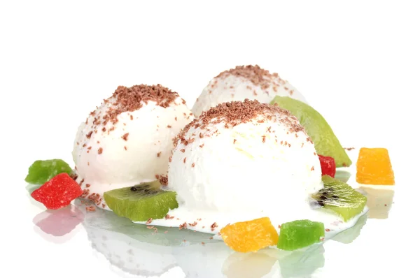 Вкусное ванильное мороженое с шоколадом и фруктами, изолированные на белом — стоковое фото