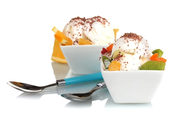 Delicioso helado de vainilla con chocolate y frutas en cuencos y cucharas i —  Fotos de Stock