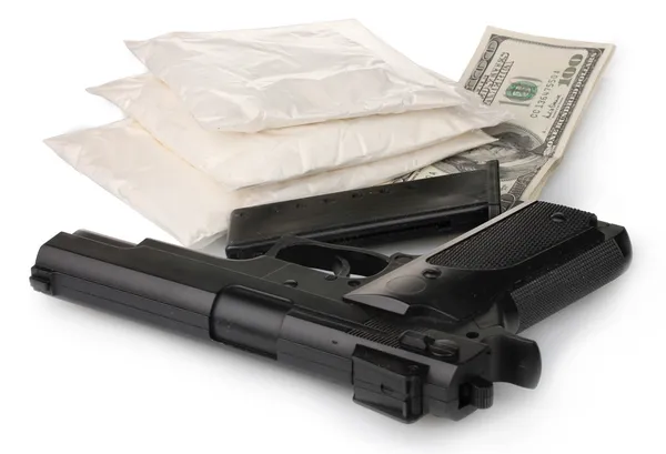 ? ocaine i paket med pistol och pengar isolerad på vit — Stockfoto