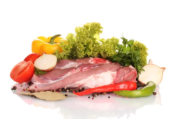 Carne crua e produtos hortícolas isolados na zona branca — Fotografia de Stock