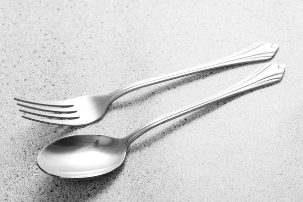 Πιρούνι και κουτάλι στο μαρμάρινο τραπέζι — Φωτογραφία Αρχείου