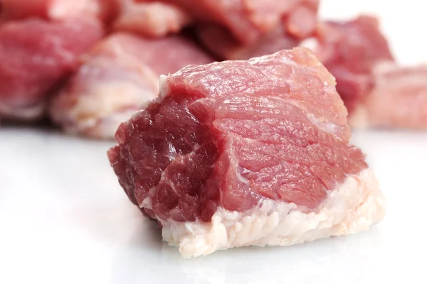 Trozos de carne cruda aislados en blanco — Foto de Stock