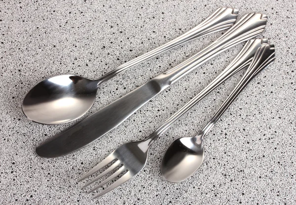 叉子、 勺子和大理石桌子上的刀 — 图库照片