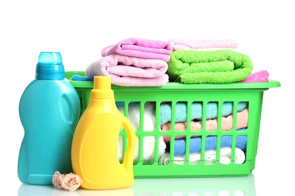洗涤剂和孤立在白纸上的绿色塑料篮子的毛巾 — 图库照片