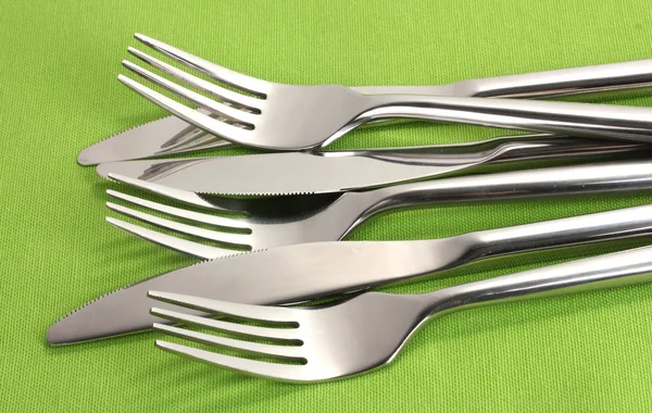 フォークとナイフで緑のテーブル クロスのクローズ アップ — ストック写真