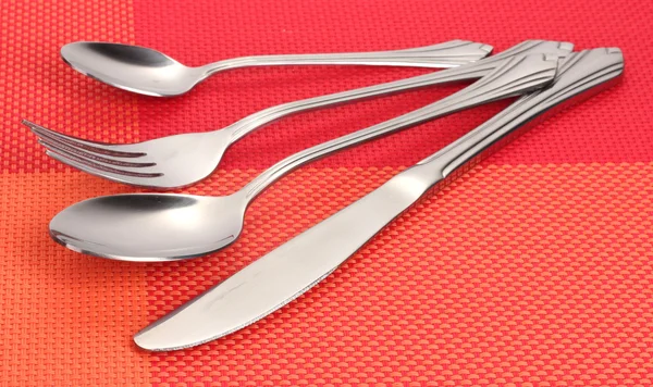 叉子、 勺子和红色的桌布上刀 — 图库照片